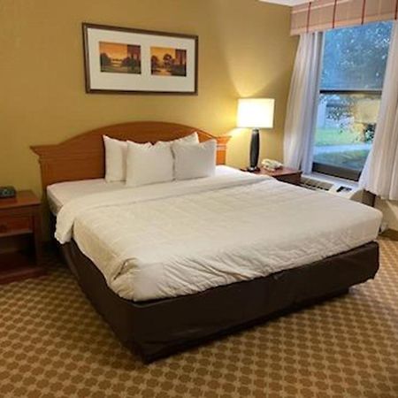 Quality Inn & Suites Saginaw Extérieur photo