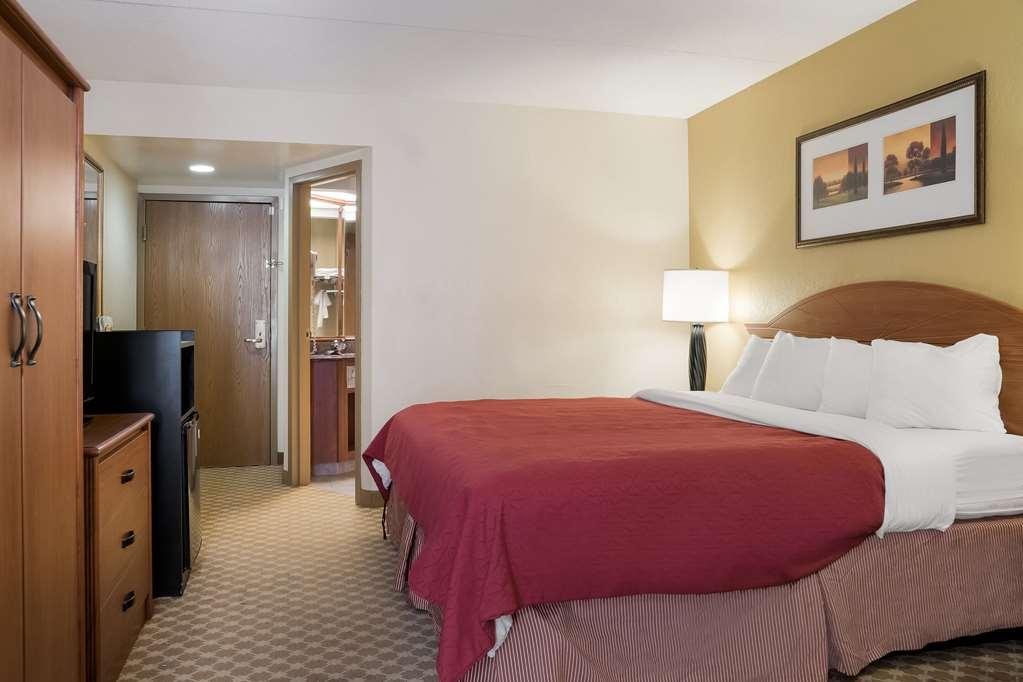 Quality Inn & Suites Saginaw Chambre photo