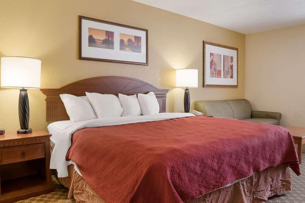 Quality Inn & Suites Saginaw Chambre photo