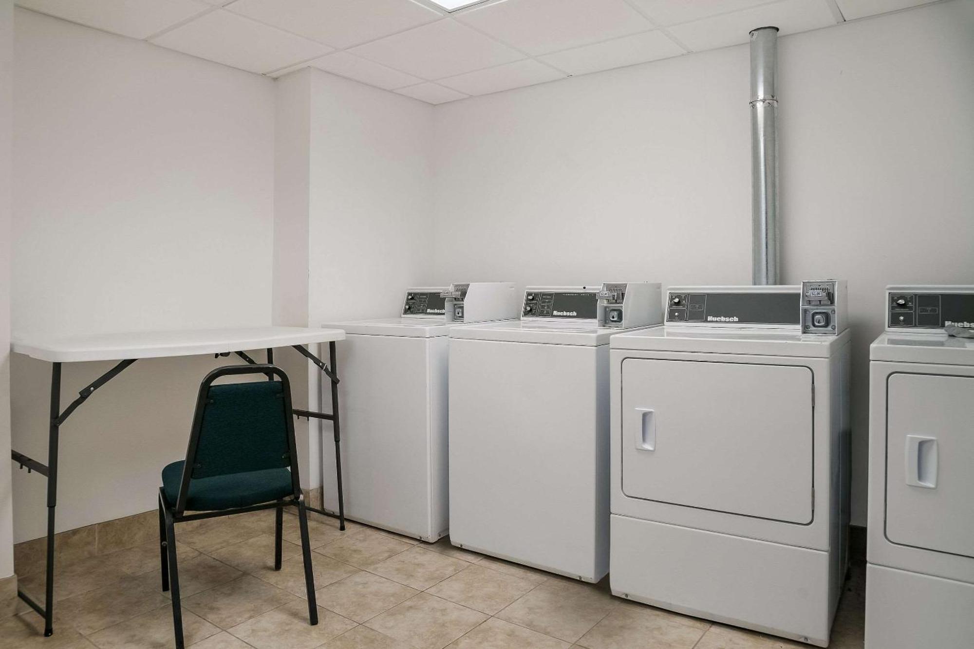 Quality Inn & Suites Saginaw Extérieur photo