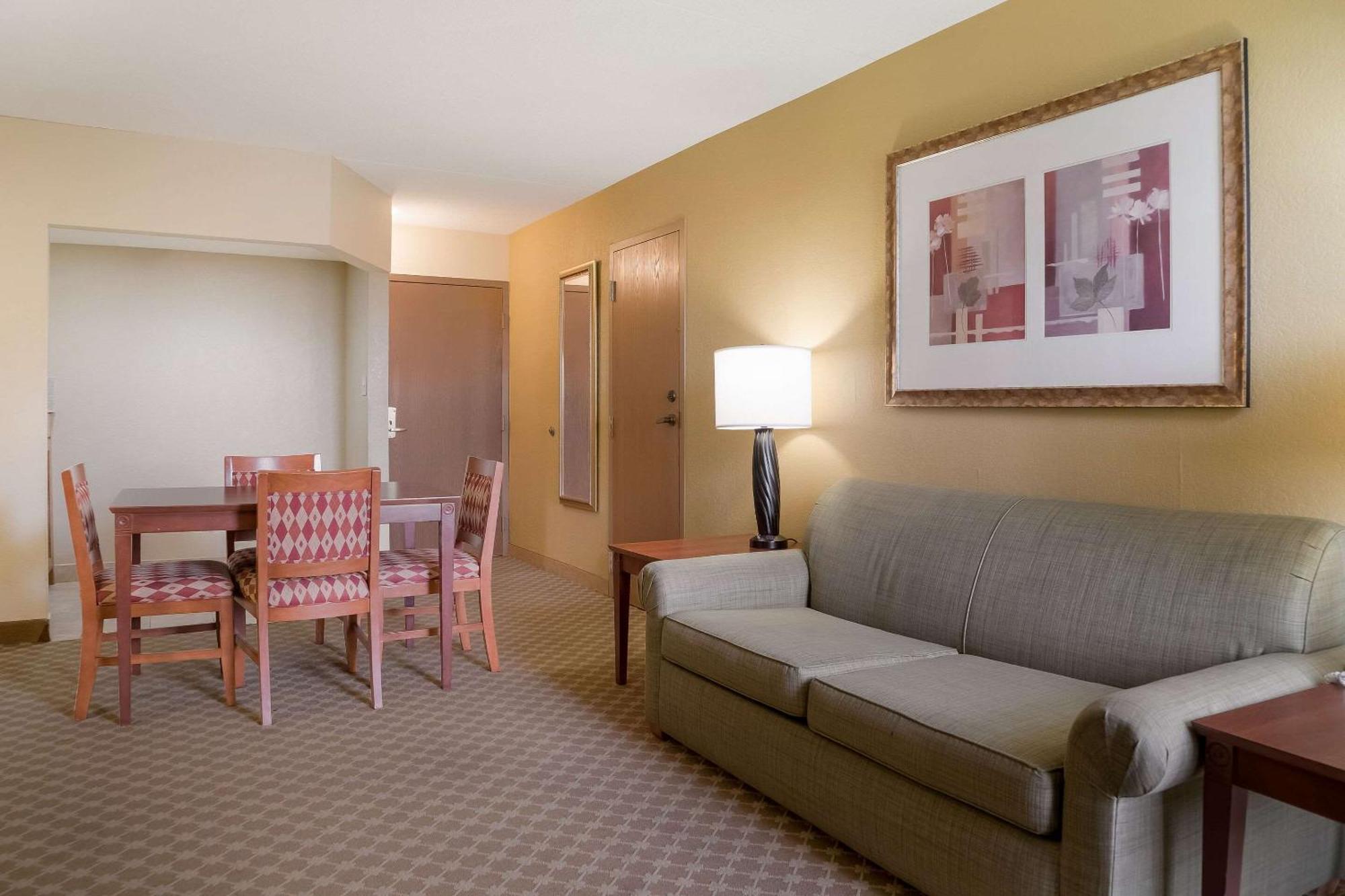 Quality Inn & Suites Saginaw Extérieur photo