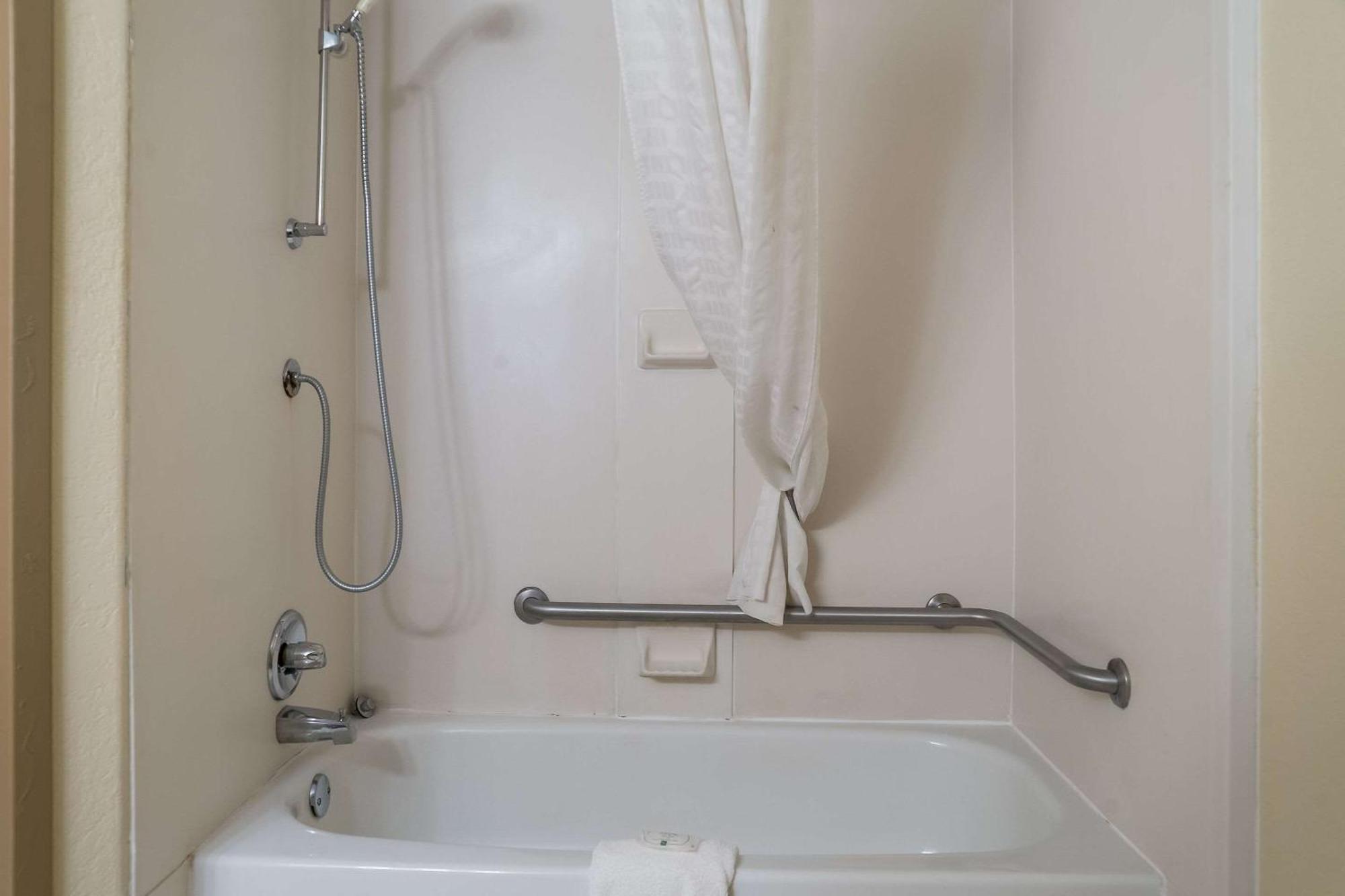 Quality Inn & Suites Saginaw Extérieur photo