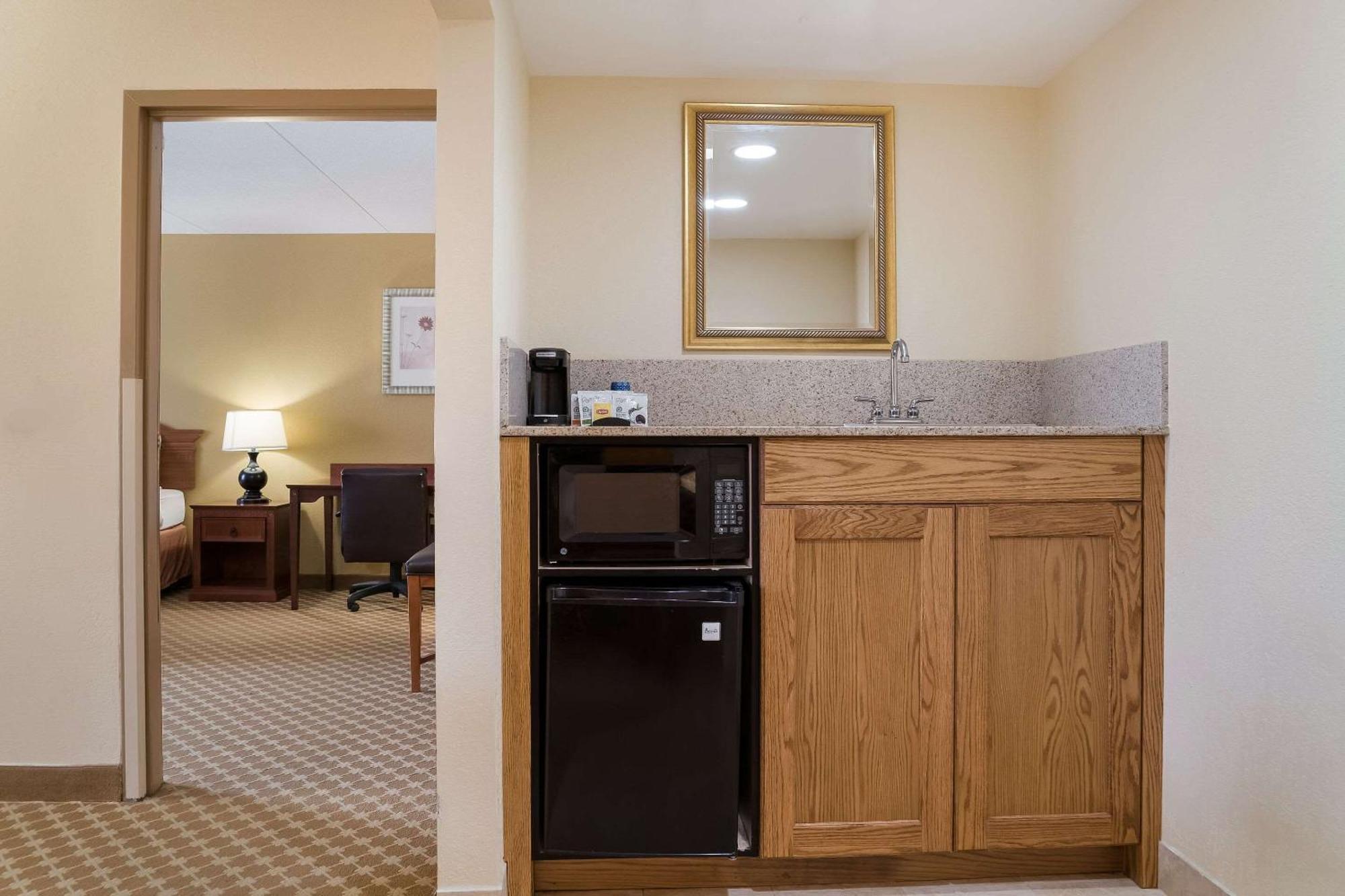 Quality Inn & Suites Saginaw Extérieur photo