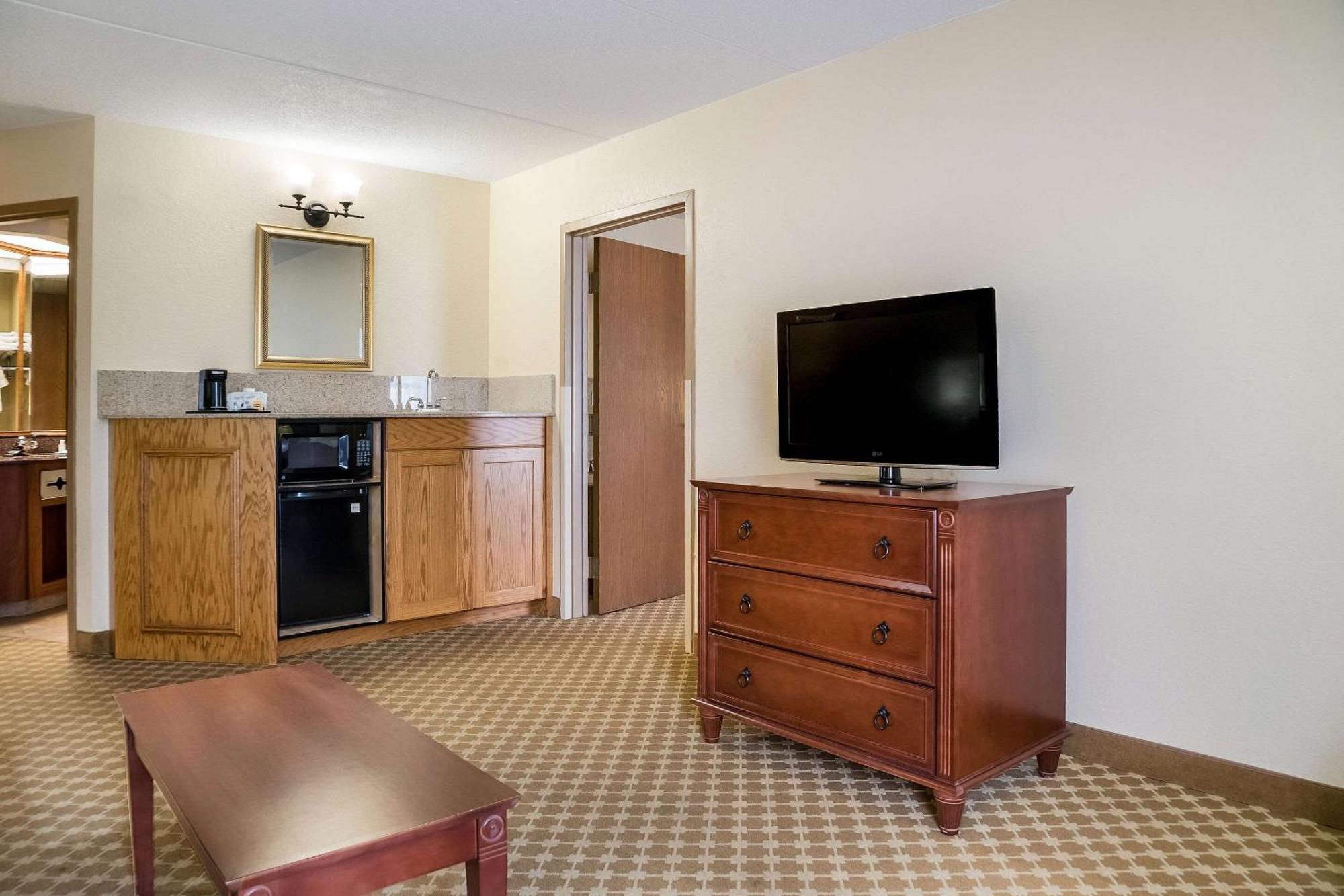 Quality Inn & Suites Saginaw Extérieur photo