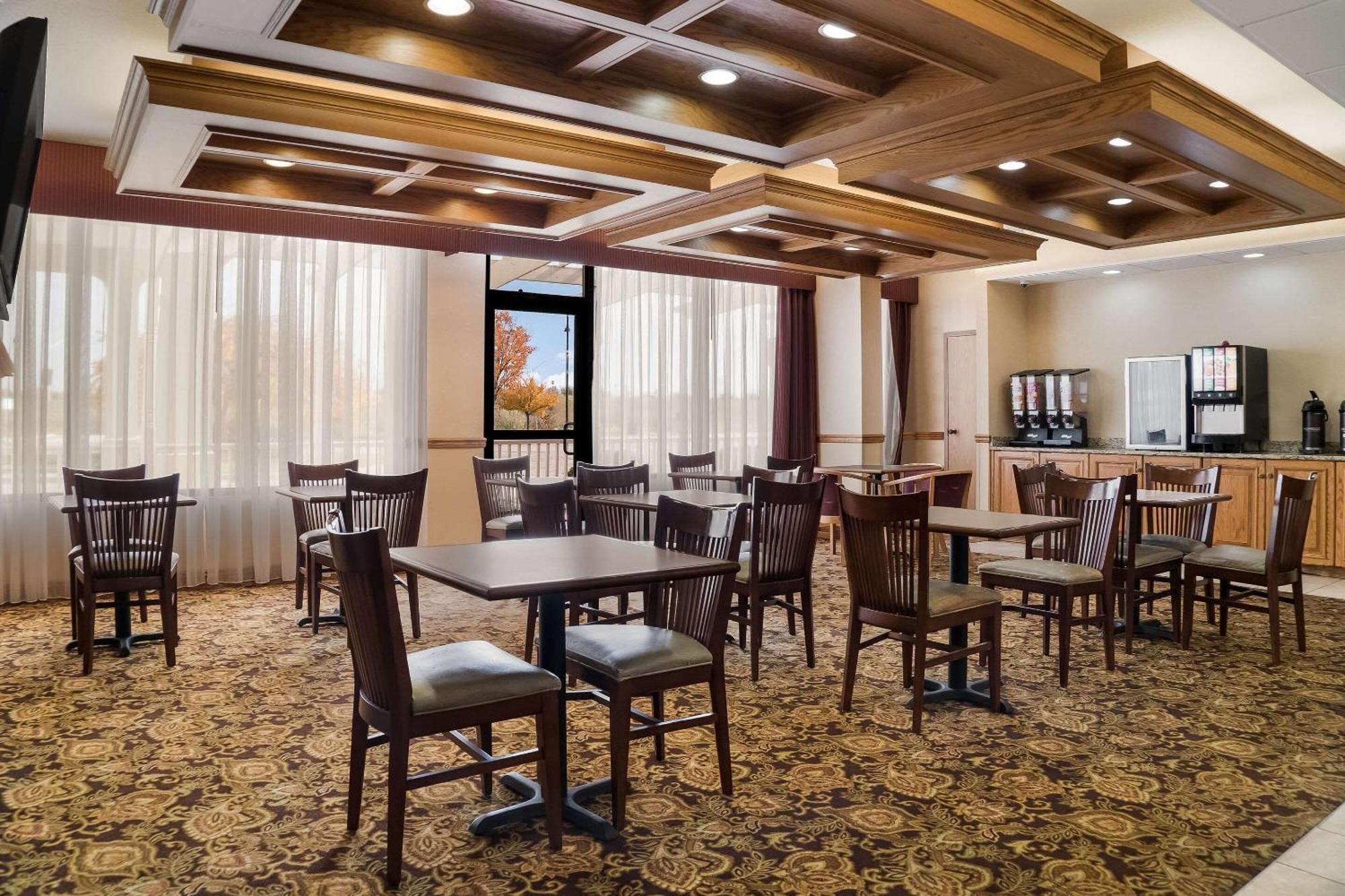 Quality Inn & Suites Saginaw Extérieur photo
