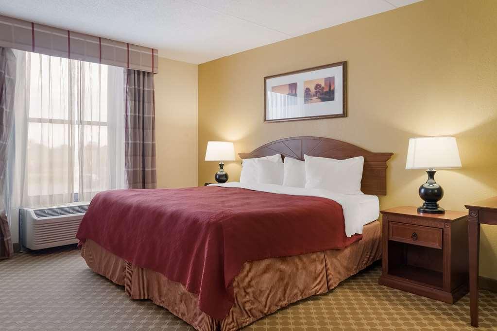 Quality Inn & Suites Saginaw Chambre photo