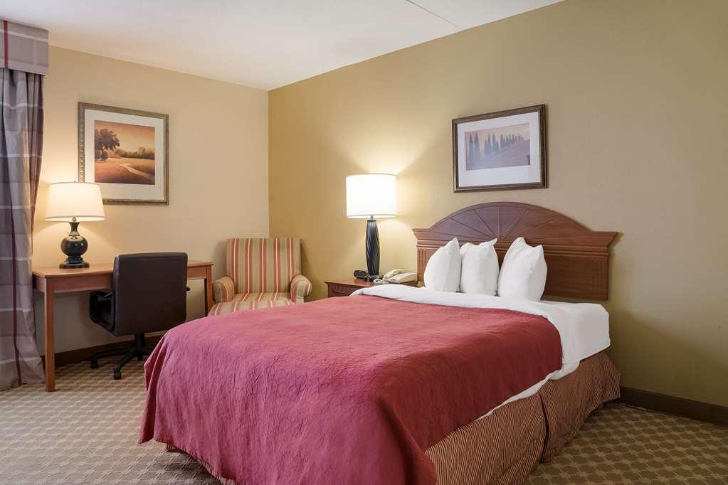 Quality Inn & Suites Saginaw Chambre photo