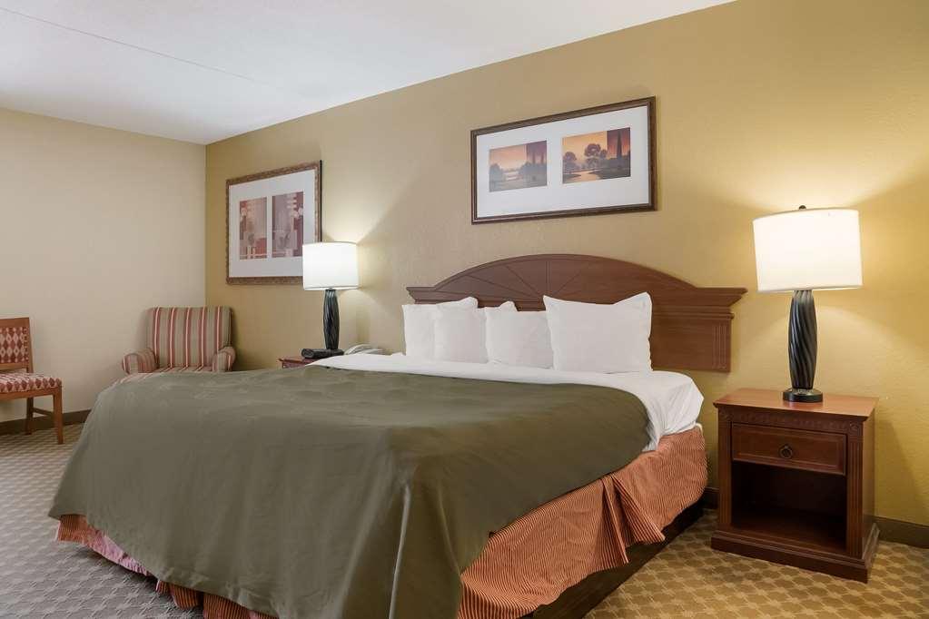 Quality Inn & Suites Saginaw Chambre photo