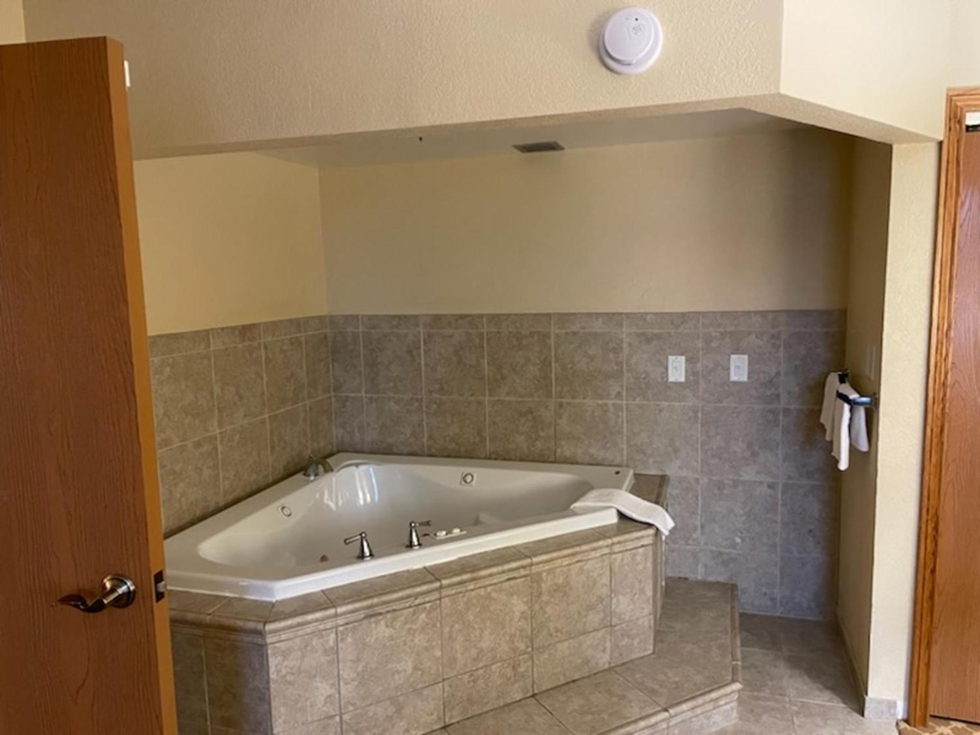 Quality Inn & Suites Saginaw Extérieur photo